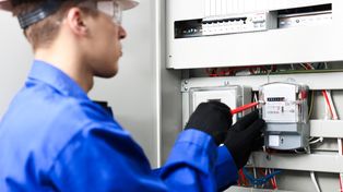 Koniec terminu przeglądów elektrycznych 2026. Uważaj na kary i odmowę odszkodowania