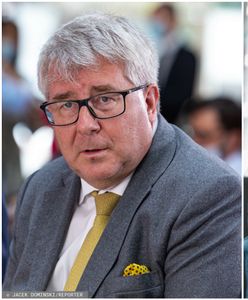 "Znikające przeprosiny" Czarneckiego. Thun zapowiada kroki