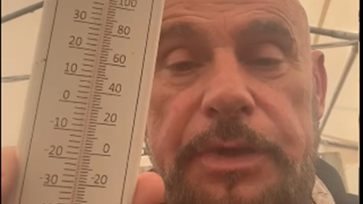 Pokazał temperaturę w namiocie Biedronki.