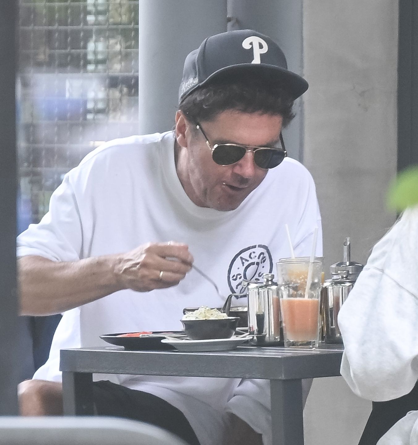Kuba Wojewódzki pałaszuje lunch w towarzystwie ukochanej