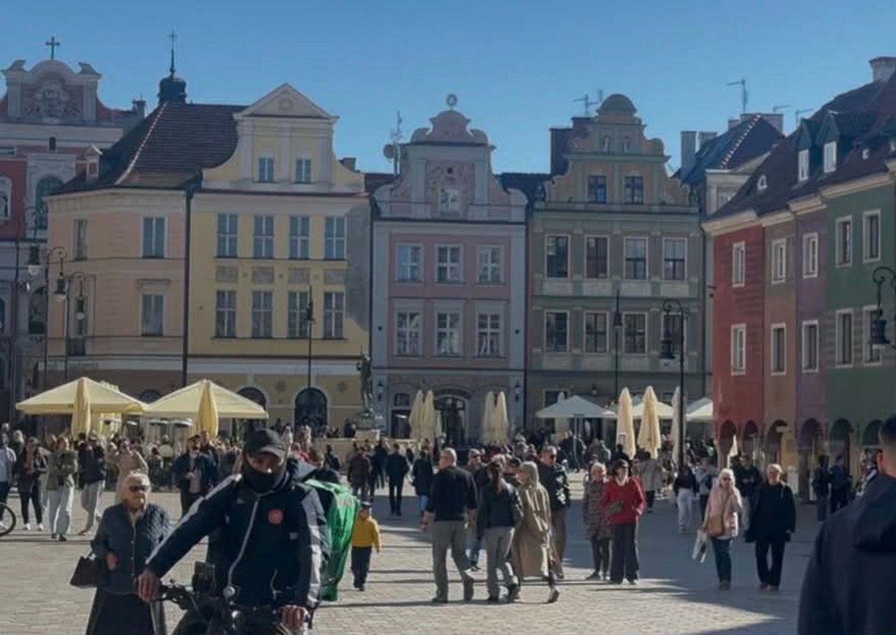 Pełne parkingi i ogródki. Polskie miasto przyciągnęło turystów