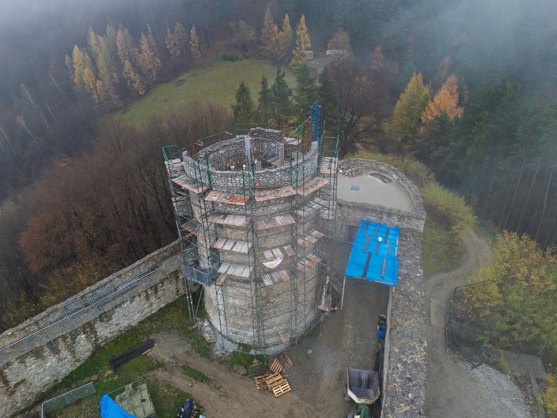 Dobudowa baszty na zamku w Rytrze