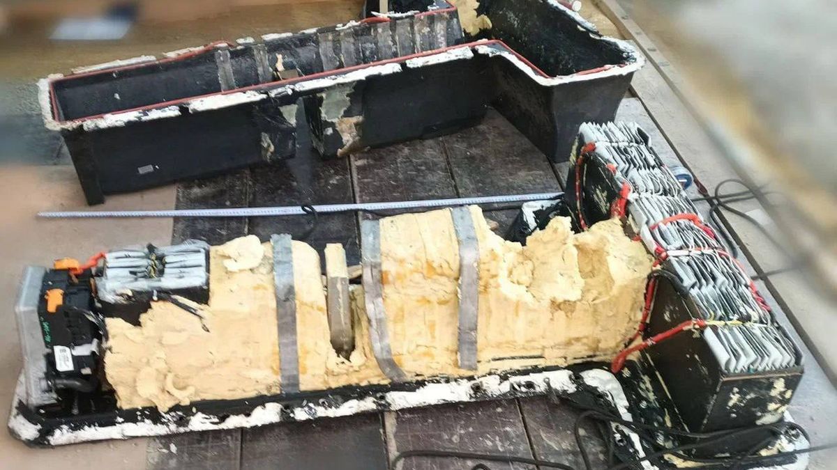 Materiał wybuchowy ukryty w baterii trakcyjnej. 