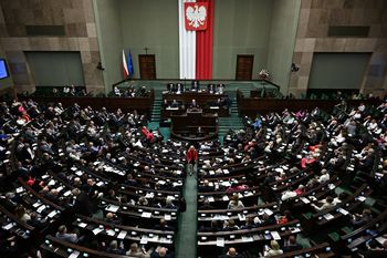 "Potępienie negowania zbrodni ludobójstwa". Sejm podjął uchwałę