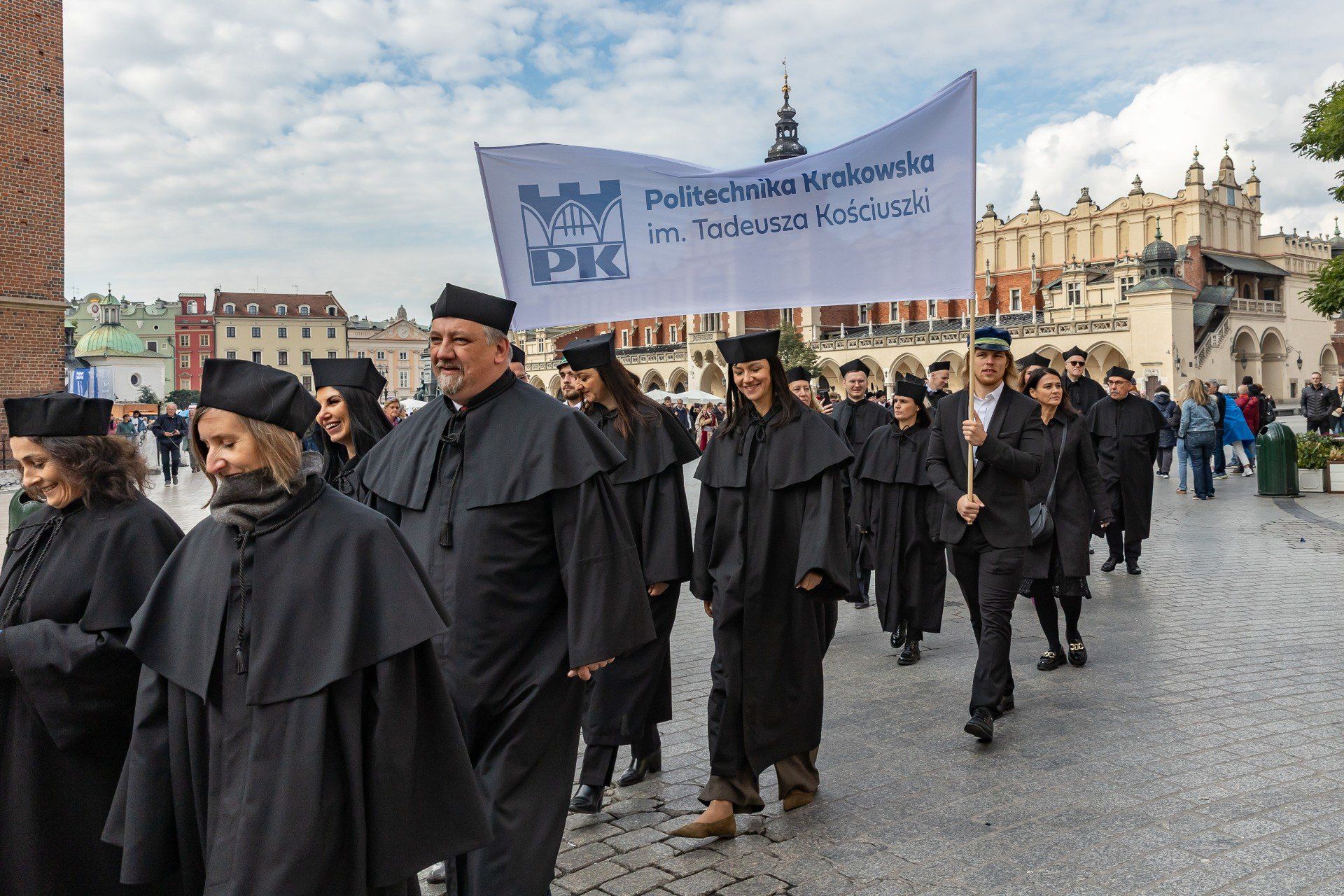 Tradycyjnie przez centrum Krakowa przeszedł pochód władz uczelni, senatorów i studentów PK