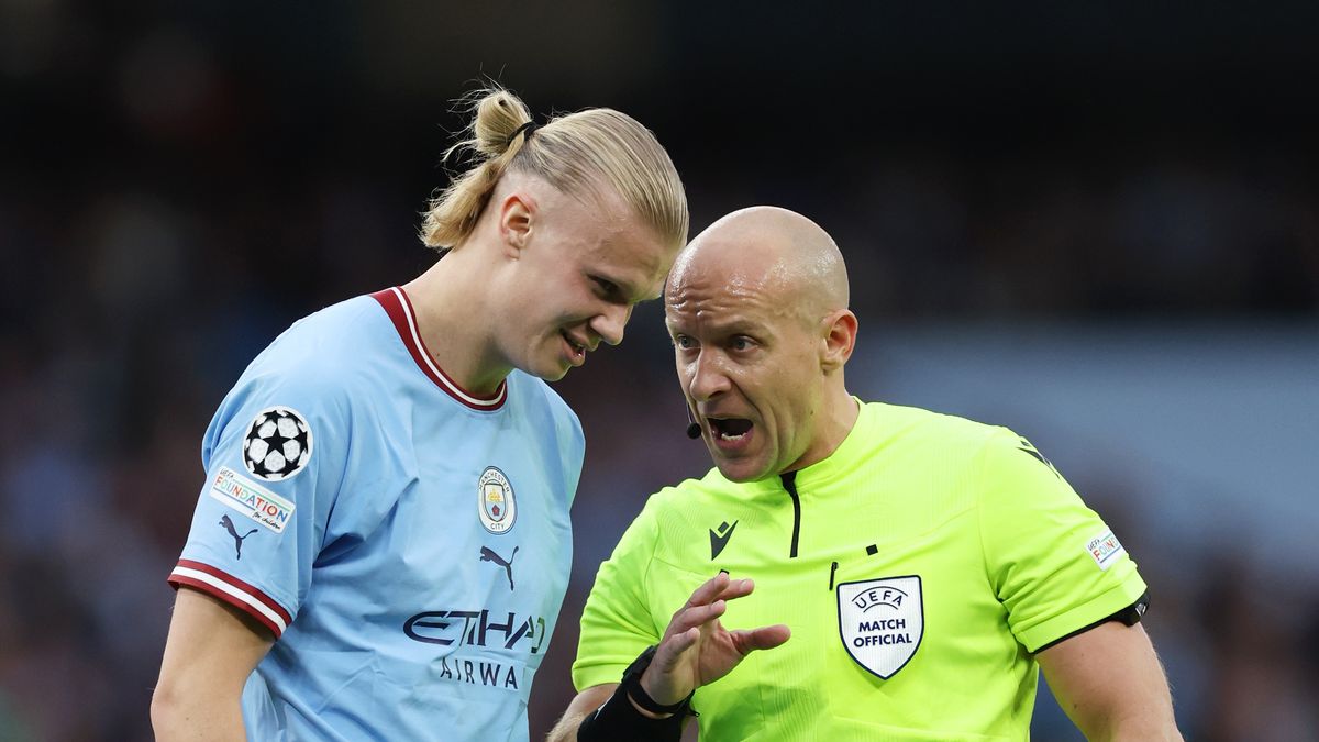 MANCHESTER, ENGLAND - MAY 17: Referee Szymon Marciniak speaks to Erling Haaland of Manchester City during the UEFA Champions League semi-final second leg match between Manchester City FC and Real Madrid at Etihad Stadium on May 17, 2023 in Manchester, England. (Photo by Clive Brunskill/Getty Images)