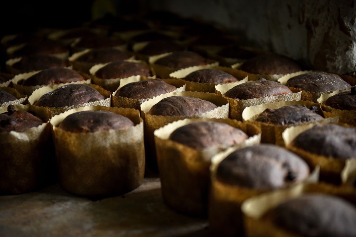 Easter bread, which is to be send to Ukrainian soldiers fighting in the Kharkiv region, sits on a table in a bakery in Bucha, Ukraine, 21 April 2022. "House of baker'' is small traditional craft bakery, located in Bucha, and currently bakes bread for free on donations from volunteers and local residents. EPA/OLEG PETRASYUK Dostawca: PAP/EPA.