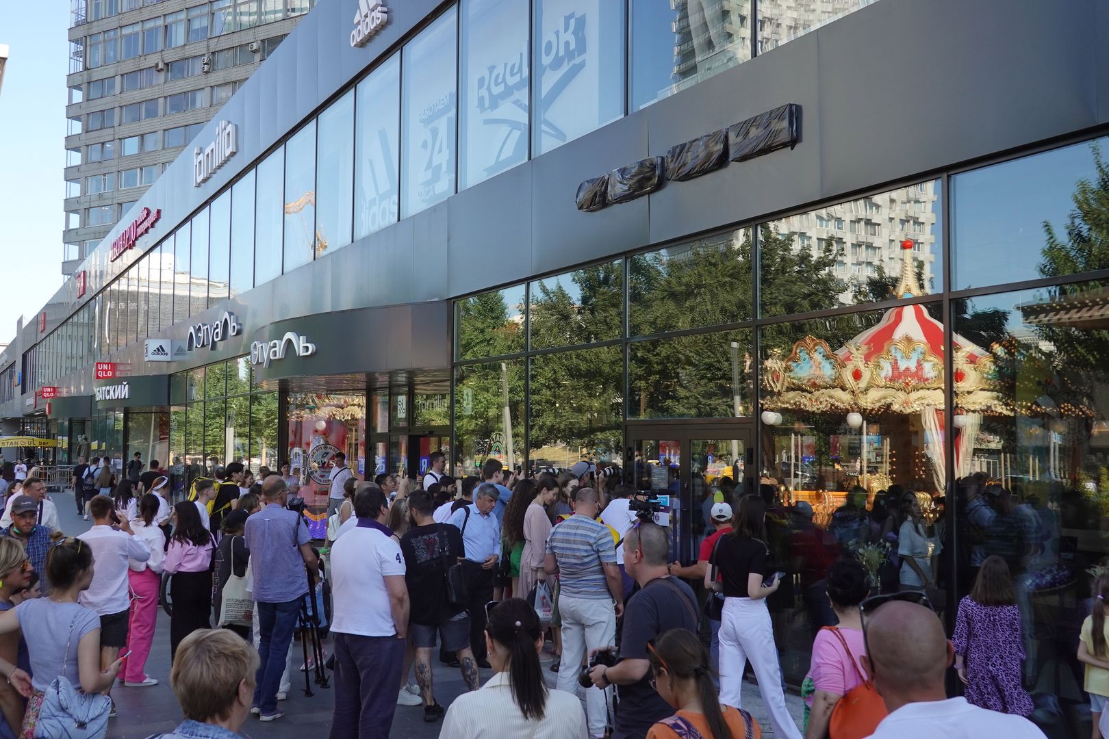 People gather outside a newly-opened Stars Coffee, a chain opening in former Starbucks coffee shops in Russia, on Novy Arbat street, in Moscow, Russia, 18 August 2022. Starbucks suspended its operations in Russia as the result of sanctions imposed by the West on Russia in response to what the Russian President declared a 'special military operation' in Ukraine. In May, the American coffee chain Starbucks decided to leave Russia completely and sell its Russian business. EPA/MAXIM SHIPENKOV Dostawca: PAP/EPA.