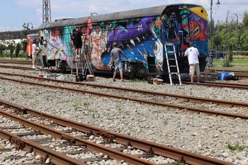 Pleszew: Graffiti na pociągu i to całkiem na legalu. Za to mandatu nikt nie dostał.