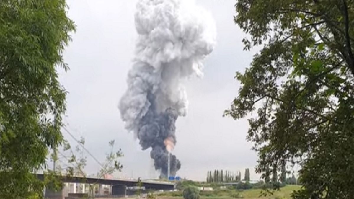 Kłęby dymu nad firmą farmaceutyczną 