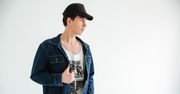 Rockowe koszulki męskie we współczesnych outfitach z pazurem