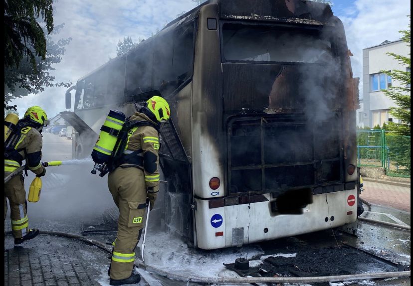Autokar, którym uczniowie mieli jechać na wycieczkę, stanął w og
