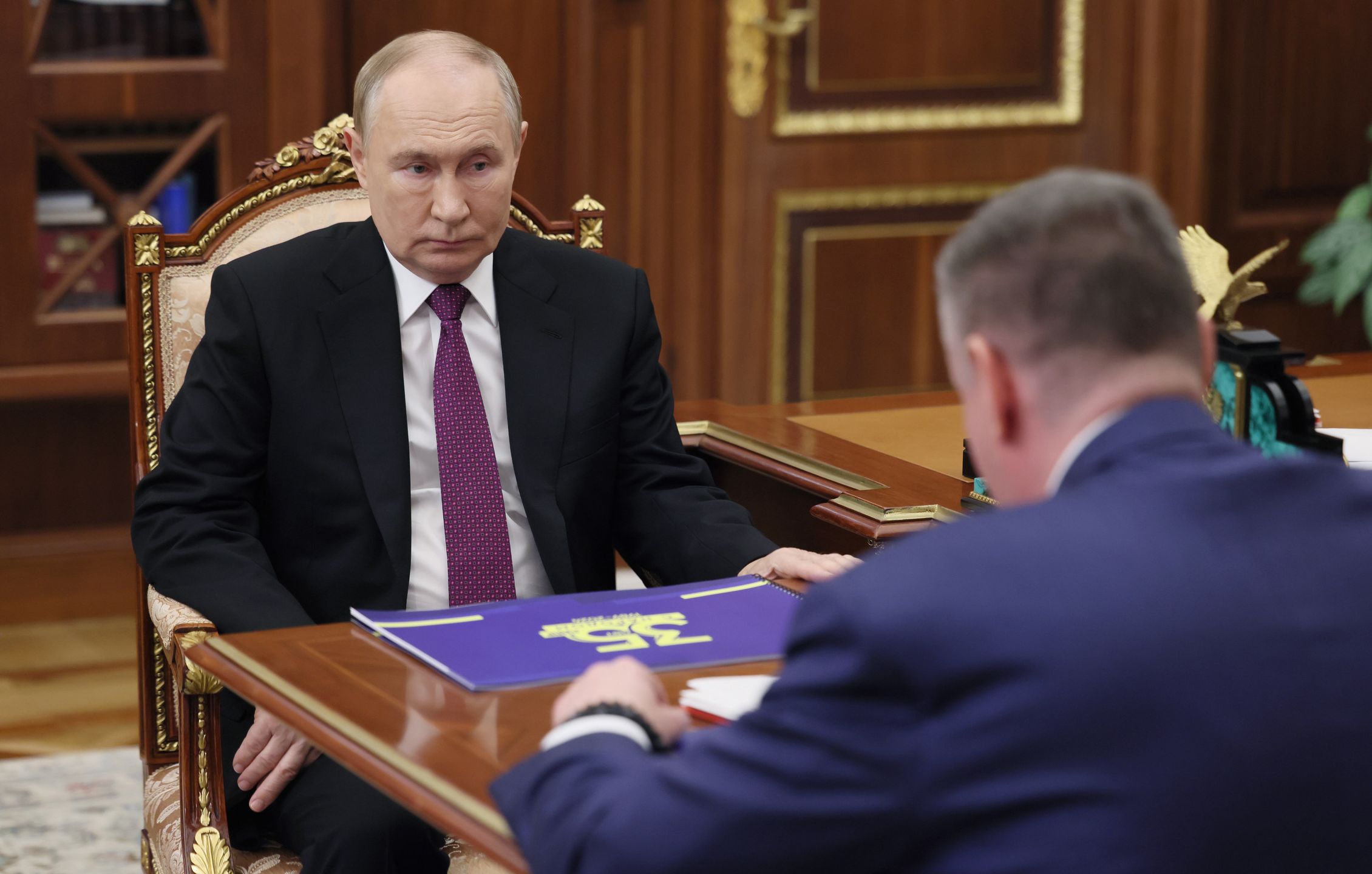 Russian President Vladimir Putin (L) speaks with Liberal Democratic Party Leader Leonid Slutsky during their meeting at the Kremlin, in Moscow, Russia, 14 November 2024. EPA/VYACHESLAV PROKOFYEV/SPUTNIK/KREMLIN POOL MANDATORY CREDIT Dostawca: PAP/EPA.