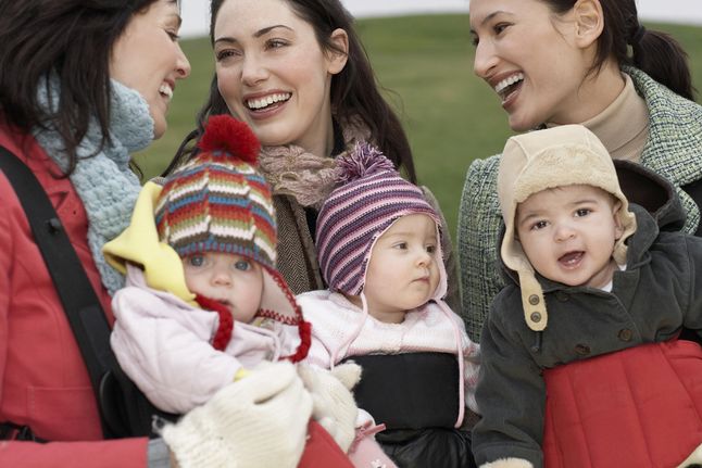 Zdjęcie młodych matek pochodzi z serwisu Shutterstock