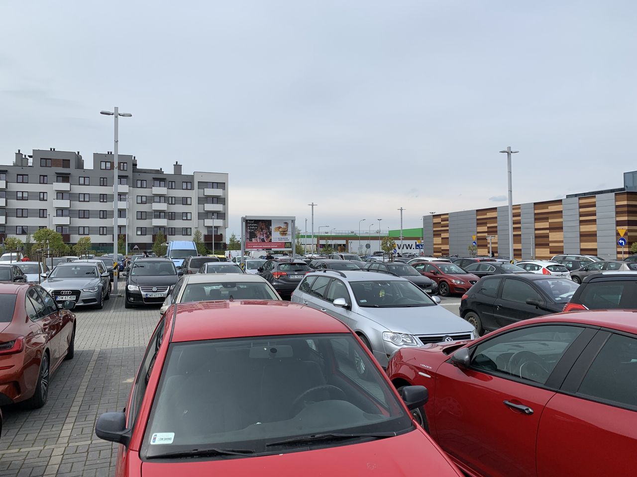 Otwarte galerie handlowe. Na parkingu trudno znaleźć wolne miejsce