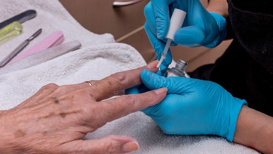 Manicure dla 60-latek - co wybrać?