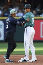 Shohei Ohtani of Japan, American League player for the Los Angeles Angels (R) shares a laugh with National League Luis Arraez (L) after stealing second base during the fourth inning of the 93rd MLB All-Star Game between the American League and the National League at T-Mobile Park in Seattle, Washington, USA, 11 July 2023. EPA/ANTHONY BOLANTE Dostawca: PAP/EPA.