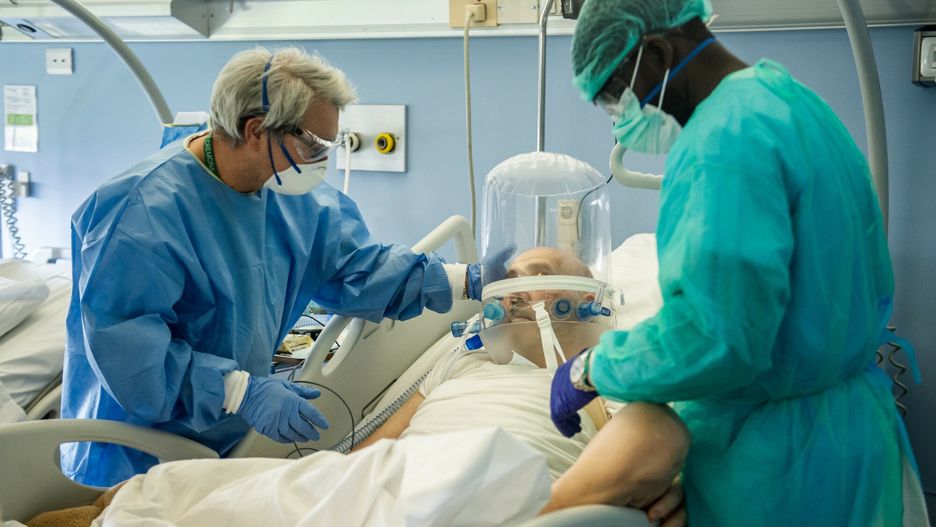 UIG Medical ScienceCasalmaggiore, POOP, Presidio Hospital of Oglio Po, the small hospital transformed into Anti Covid-19 Hospital with intensive care and sub-intensive area. A young newly graduated immediately entered the lane along with the head of the departmentNicola Marfisi