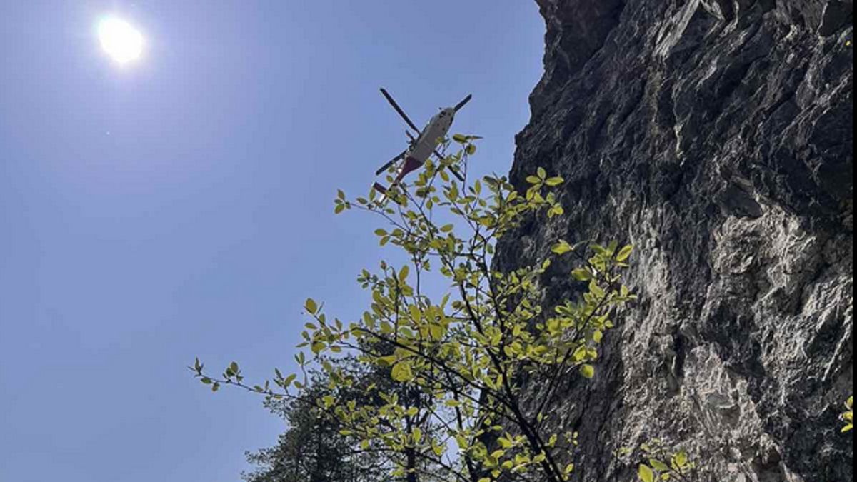 Kobieta spadła w przepaść na oczach swoich dzieci.