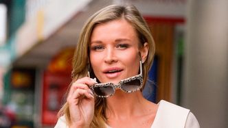 Powabna Joanna Krupa pozuje NAGO, kryjąc się figlarnie za firanką (FOTO)