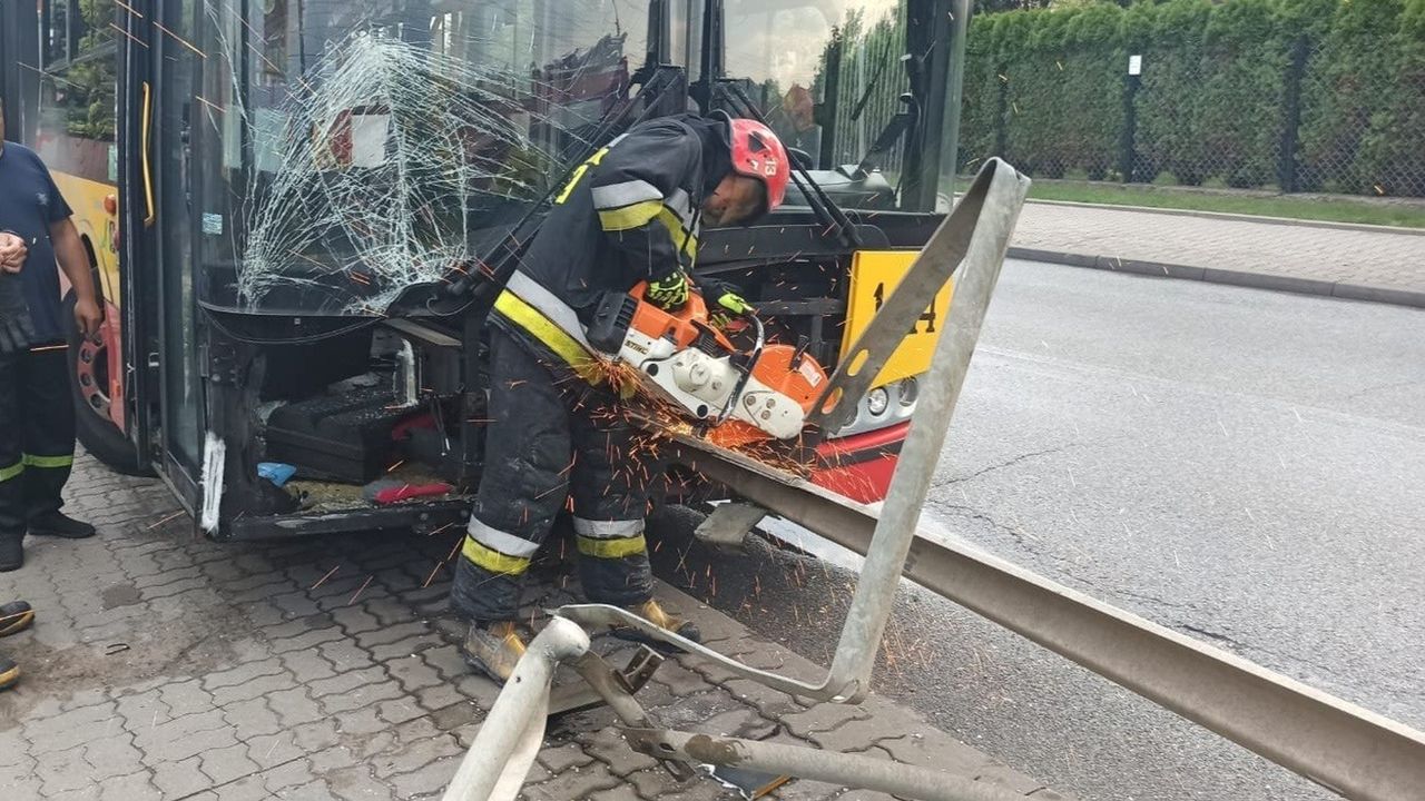 Warszawa. Bariera energochłonna przebiła autobus. Wbiła się na osiem metrów