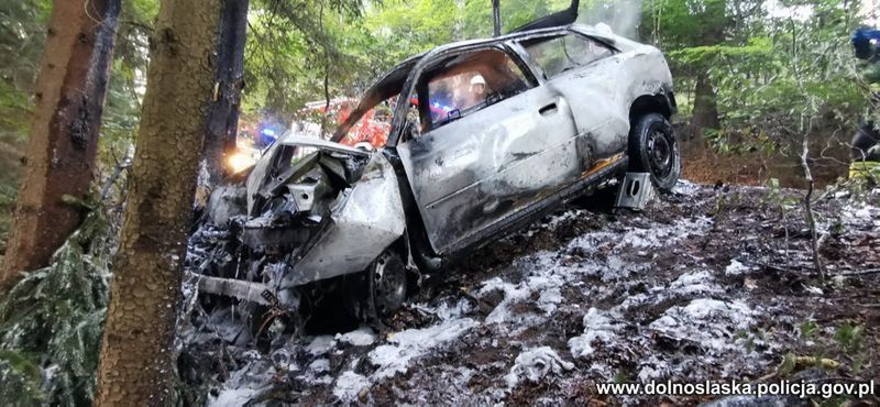 Jelenia Góra. Pijany kierowca potrącił pieszych. Jego auto stanęło w płomieniach