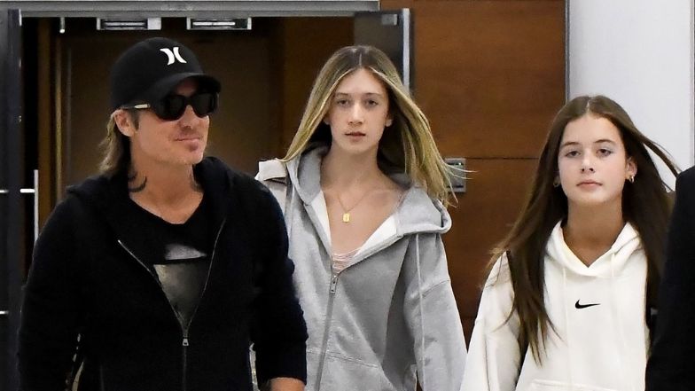 Keith Urban na lotnisku w towarzystwie córek