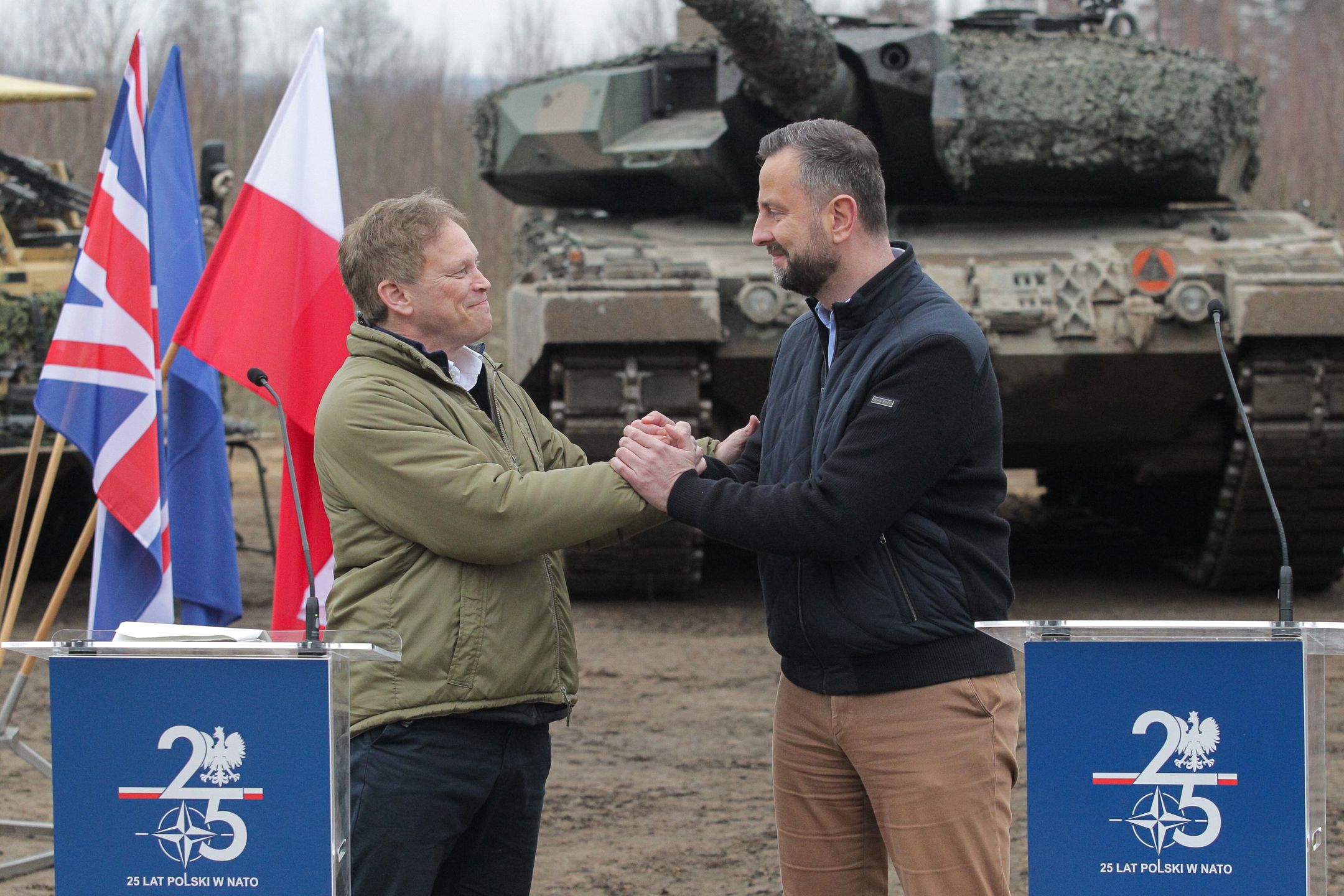 Orzysz, 13.03.2024. Wicepremier, minister obrony narodowej Władysław Kosiniak-Kamysz (P) i sekretarz obrony Wielkiej Brytanii Grant Shapps (L) podczas konferencji prasowej po spotkaniu w Orzyszu, 13 bm. Ministrowie obrony Polski i Wielkiej Brytanii Władysław Kosiniak-Kamysz i Grant Shapps spotkali się na poligonie w Orzyszu, gdzie odbywają się ćwiczenia Dragon-24. (mr) PAP/Tomasz Waszczuk ***Zdjęcie do depeszy PAP pt. Szef MON: brytyjski system obrony przeciwlotniczej Sky Sabre zostanie w Polsce do końca roku***
