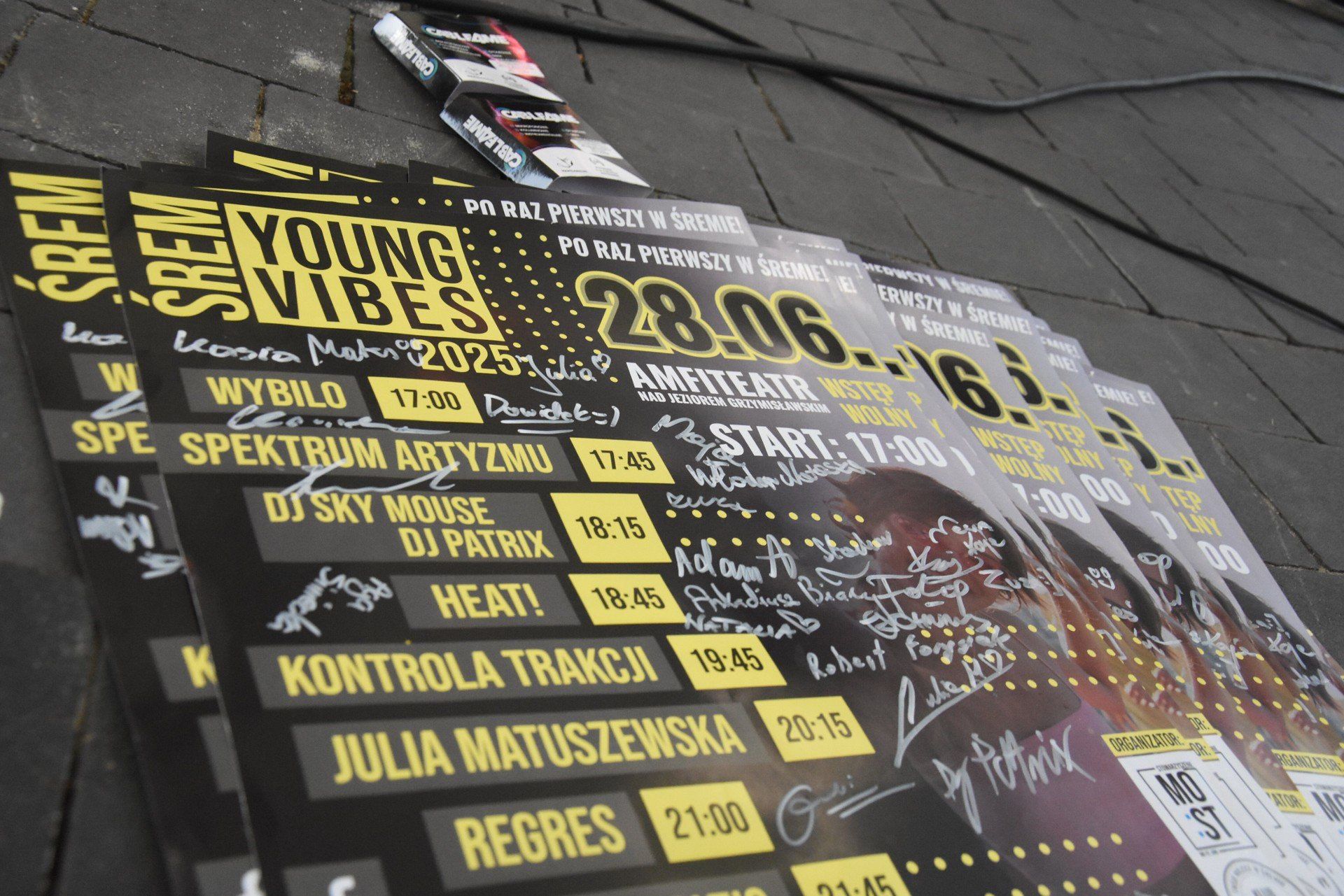 Artyści występujący podczas Śrem Young Vibes podpisali plakaty promujące to wydarzenie.