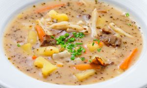 Zapomnij o pomidorówce. Jesienią na rosole ugotujesz o wiele smaczniejszą zupę