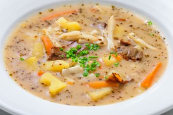 Zapomnij o pomidorówce. Jesienią na rosole ugotujesz o wiele smaczniejszą zupę