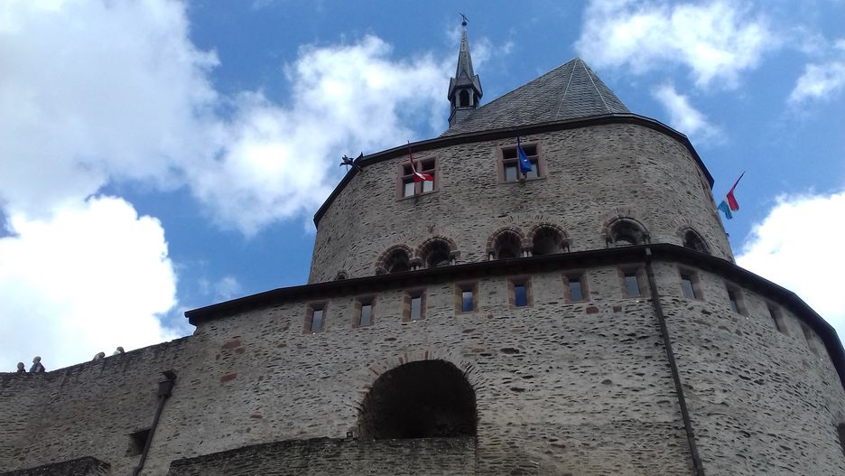 Zamek górujący nad Vianden  zrobi wrażenie zarówno z zewnątrz, jak i w środku