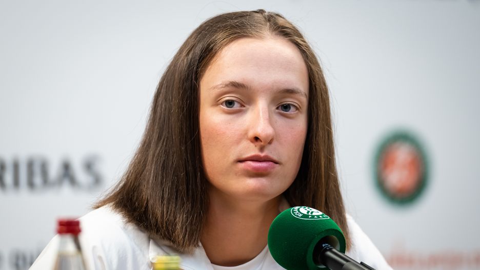 PARIS, FRANCE - JUNE 01: Iga Swiatek of Poland talks to the media after defeating Jessica Pegula of the United States in her quarter-final match on Day 11 at Roland Garros on June 01, 2022 in Paris, France (Photo by Robert Prange/Getty Images)