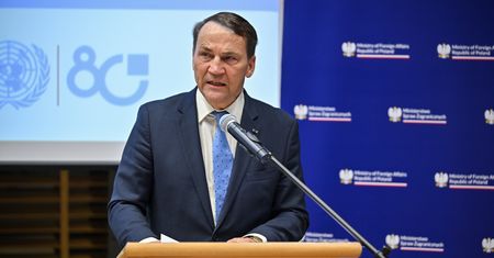 "Hańba". Kolejne przemówienie Sikorskiego przerwane