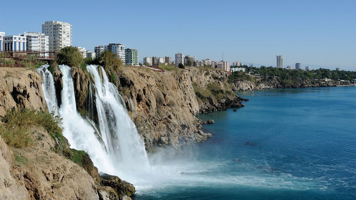 Chciała uczcić zniesienie obostrzeń pozując do zdjęcia. Spadła z klifu 1