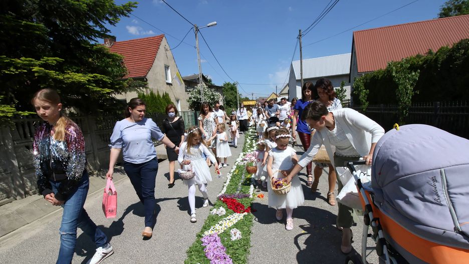 procesja Bo�ego Cia�aBo�e Cia�o, covid-19, epidemia, epidemie i zarazy, kluczu, kobierce, koronawirus w Polsce, kwiaty, kwietne, kwietne kobierce, procesja, SARS-CoV-2