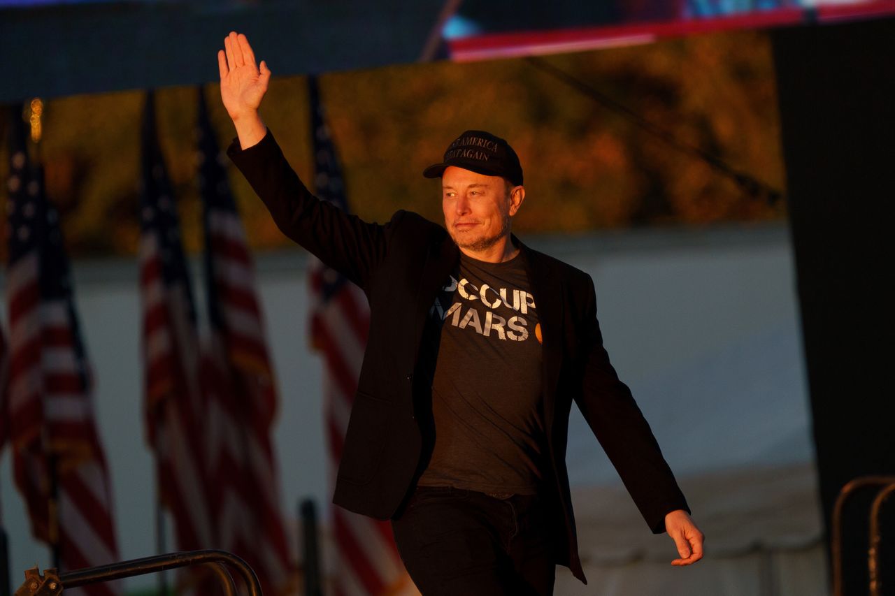 Businessperson Elon Musk at the Butler Farm Show where former US President and Republican presidential nominee Donald Trump held a rally in Butler, Pennsylvania, USA, 05 October 2024. The rally is taking place at the same location where a gunman attempted to assassinate former president Trump in July. EPA/WILL OLIVER Dostawca: PAP/EPA.