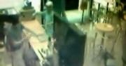 Sprzedawca unikał kul żeby ratować laptopa (wideo)