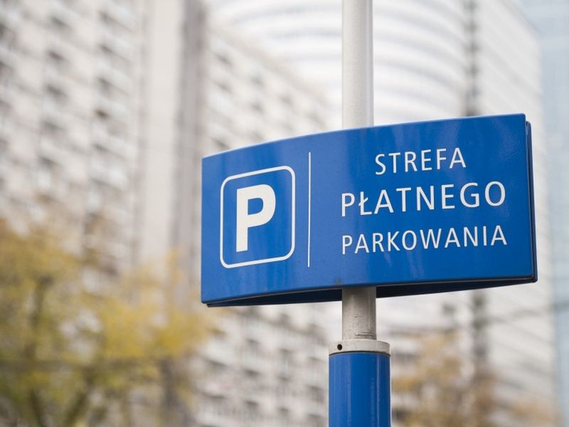 Koronawirus w Warszawie. Kolejni pracownicy służby zdrowia zwolnieni z opłat za parkowanie