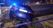 Samochód osobowy na torach kolejowych w Bodzechowie