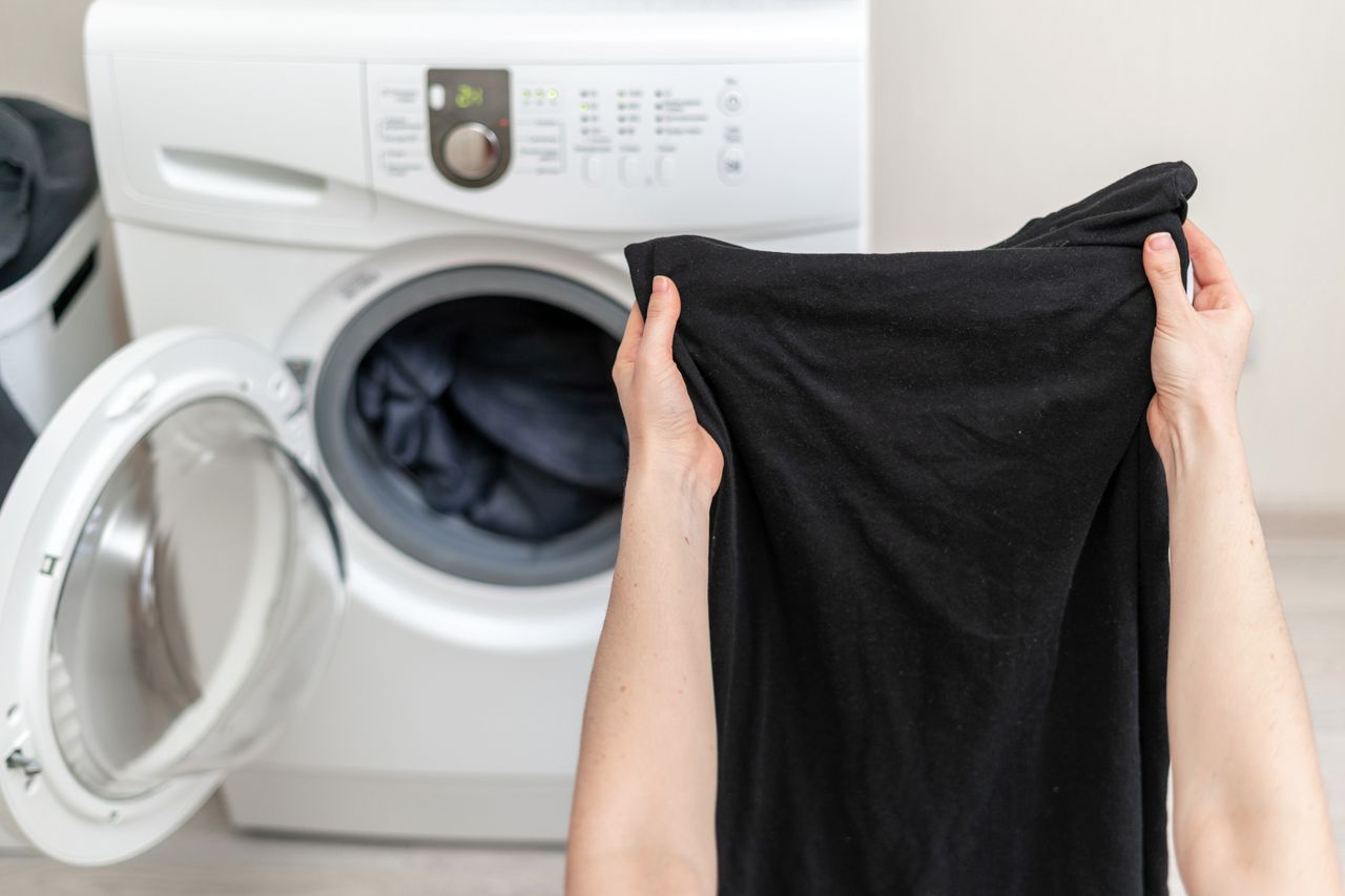 How to wash black and white clothes?