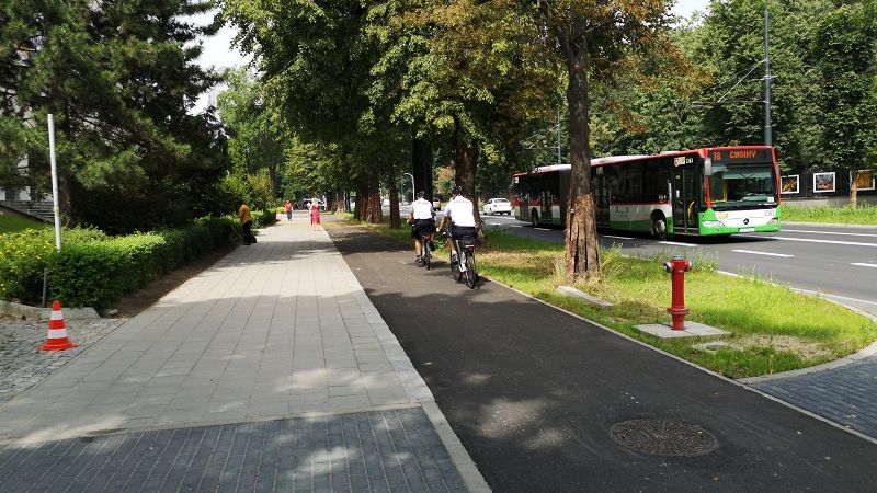 policjanci patrolują miasto na rowerach