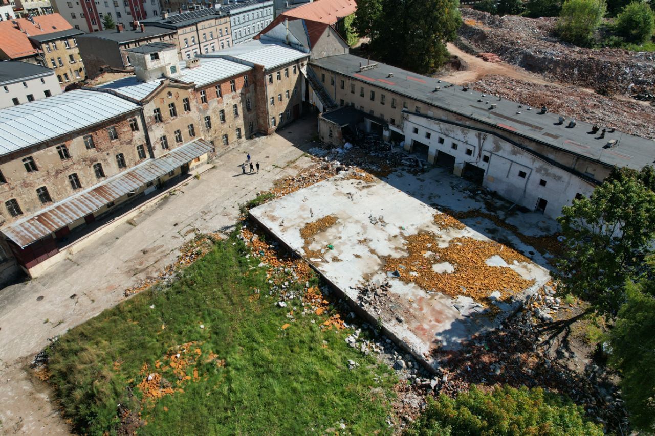 Teren po fabryce porcelany "Krzysztof" wystawiono na sprzedaż