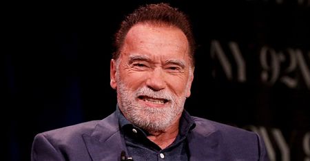 Arnold Schwarzenegger CAŁUJE sporo młodszą blondynkę. Co na to jego wieloletnia partnerka? (ZDJĘCIA)