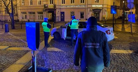 ​Policjanci skontrolowali taksówki „na aplikację”. Nigeryjczyk nie miał prawa jazdy, a Uzbek nielegalnie przebywał w Polsce