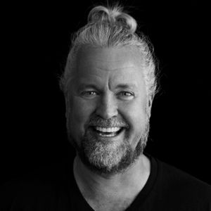 Surfer, który pływa Teslą