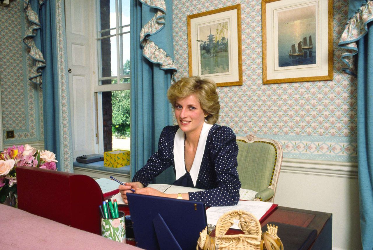 Księżna Diana w swoim gabinecie w Pałacu Kensington (sesja dla Vogue'a)