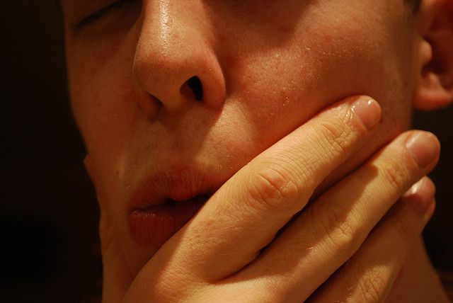 W pracy unikaj dotykania twarzy i ust.