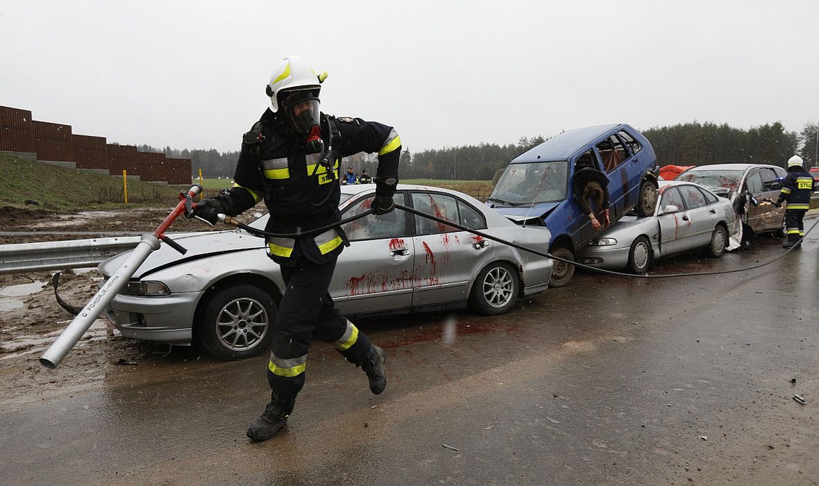 Ćwiczenia ratownicze na nowym odcinku drogi ekspresowej S8, obiekt PZ4. Scenariusz zakłada katastrofę w ruchu lądowym z duża liczbą pojazdów i osób poszkodowanych. 