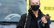Woźniak-Starak na celowniku. Zrobili jej zdjęcia na spacerze i w aucie. Jeden szczegół zasługuje na pochwałę